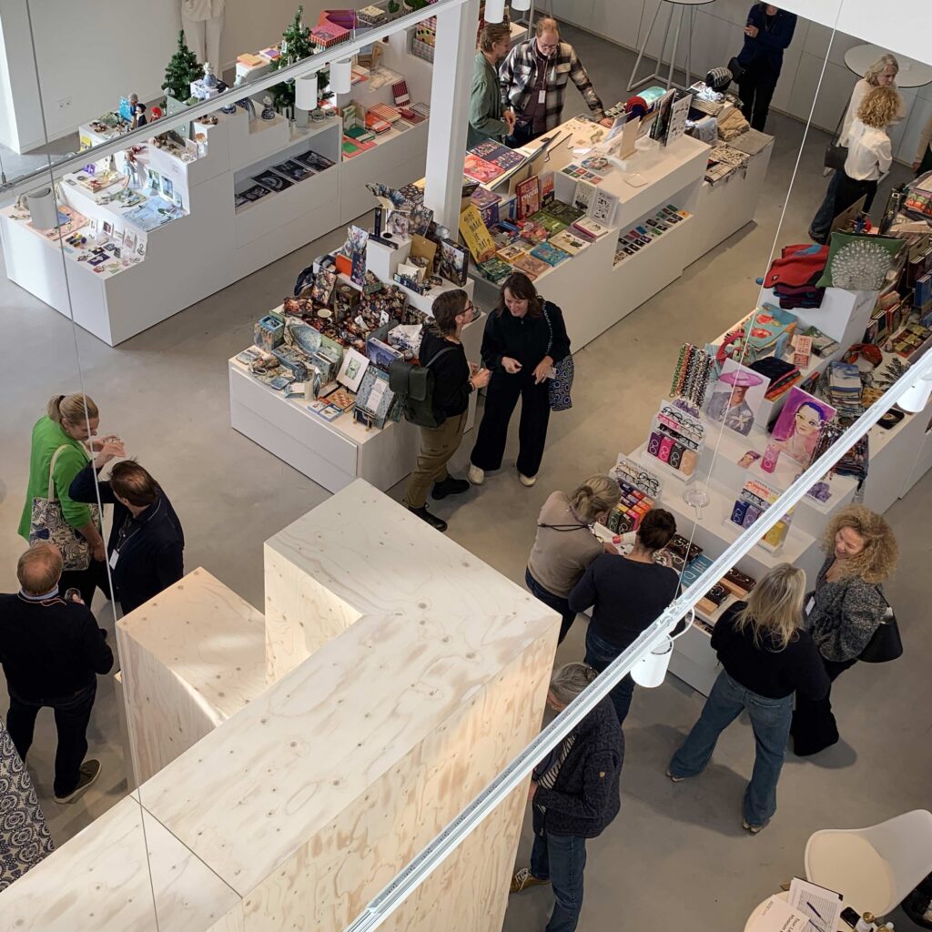 Janneke van der Heijden, All Things We Like met Botanische sieraden UMU