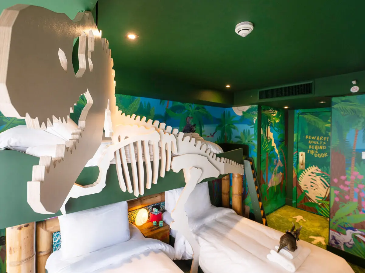 Natural-History-Museum-Dinosaur-Family-Suite-at-Park-Plaza-London-Riverbank-childrens-bedroom-with-t.rex-bunkbed-1-1200×898.jpg